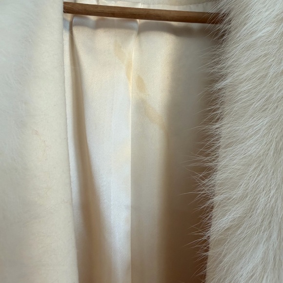 Absolutely Stunning Winter White 100% Wool full length coat with Rabbit collar! - Picture 4 of 17